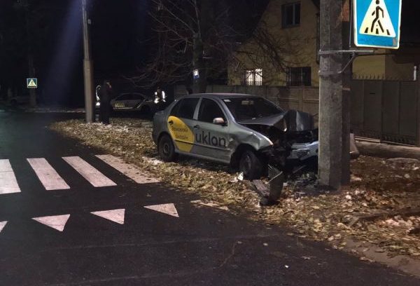 В Мариуполе за вечер разбились два автомобиля такси