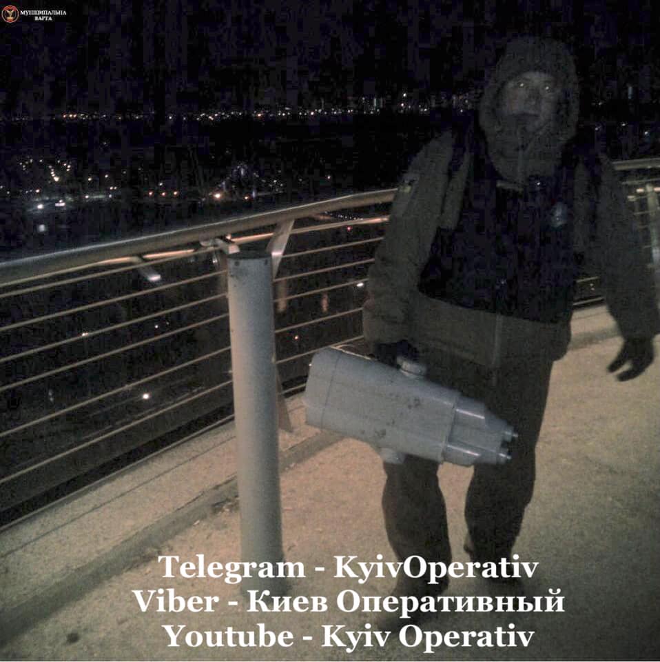 На «мосту Кличко» в Киеве пытались украсть смотровой бинокль