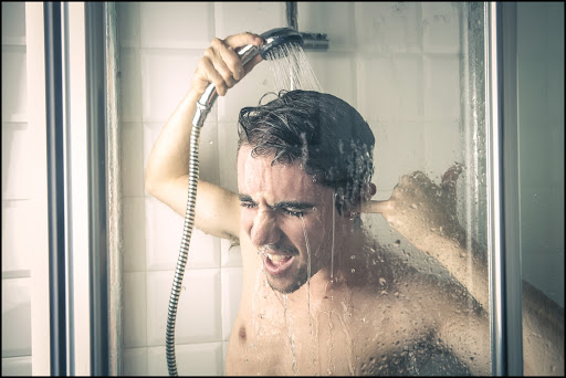Медик рассказал стоит ли принимать душ при повышенной температуре