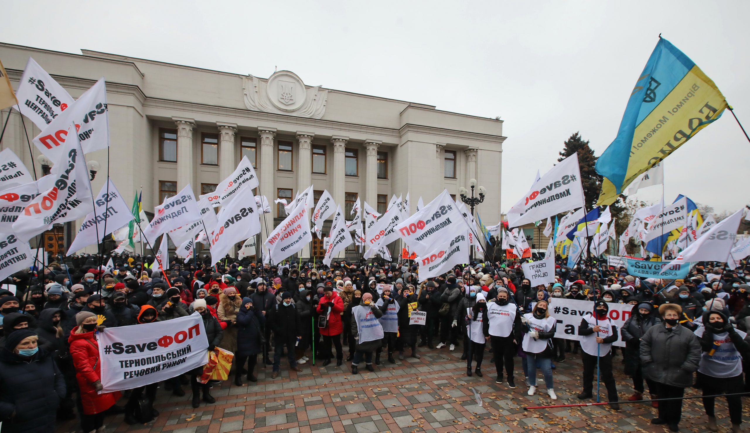 Предприниматели протестуют возле ВР из-за кассовых аппаратов и карантина