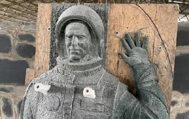 На Житомирщине изготовили памятник Леониду Каденюку