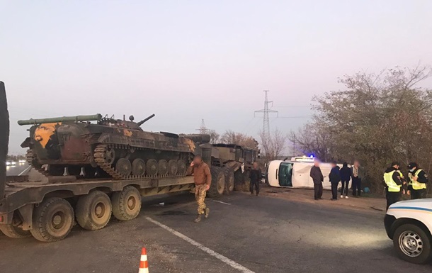 Под Одессой микроавтобус столкнулся с военным тягачом
