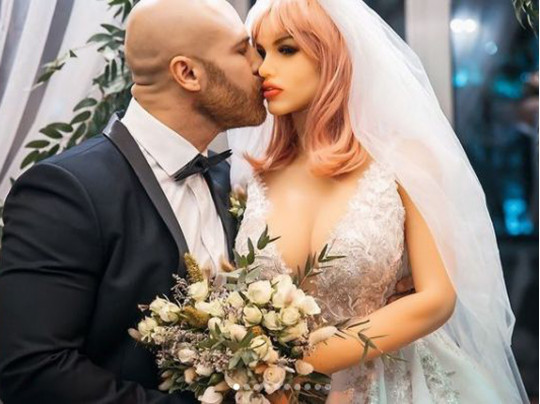 35-летний бодибилдер женился на секс-кукле