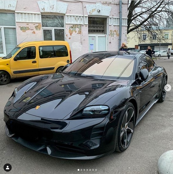В Киеве заметили роскошный электрокар Porsche