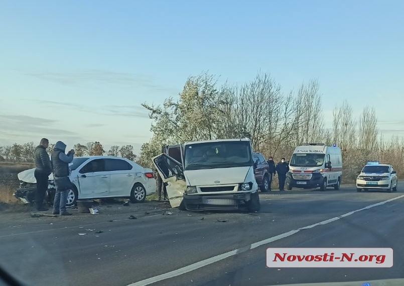 Под Николаевом столкнулись сразу три авто: есть пострадавшие