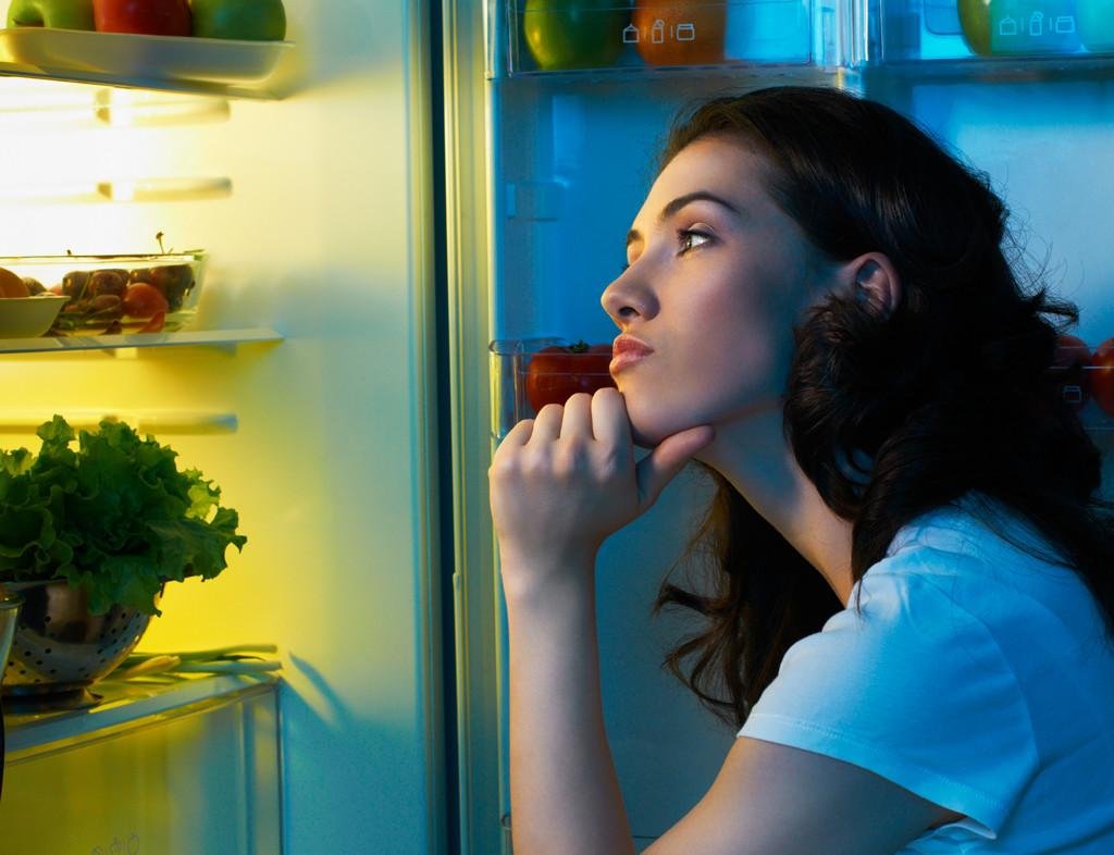 Врачи назвали 6 опасных последствий еды на ночь