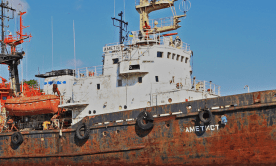 В Черном море под Одессой тонет судно: вокруг образовалось пятно нефти