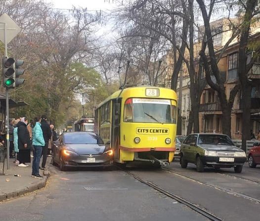 В Одессе не поделили дорогу трамвай и электрокар Tesla