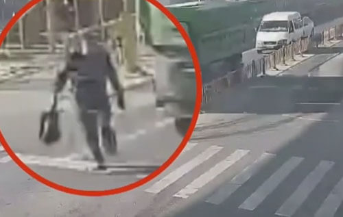 В Китае переходившего на красный свет пенсионера сбил грузовик: пострадали лишь пальцы ног