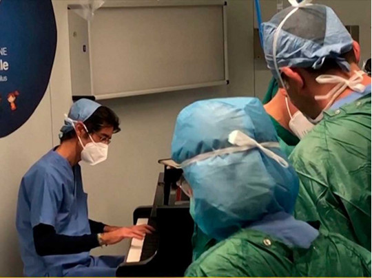  В Италии один из хирургов 4 часа играл на пианино для «анестезии» маленького пациента