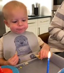 Маленький мальчик попытался задуть свечку на торте и рассмешил Сеть