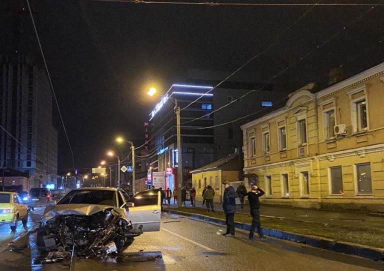 «Лобовое» ДТП в Харькове: водитель Lanos попал в «капкан» искореженного авто