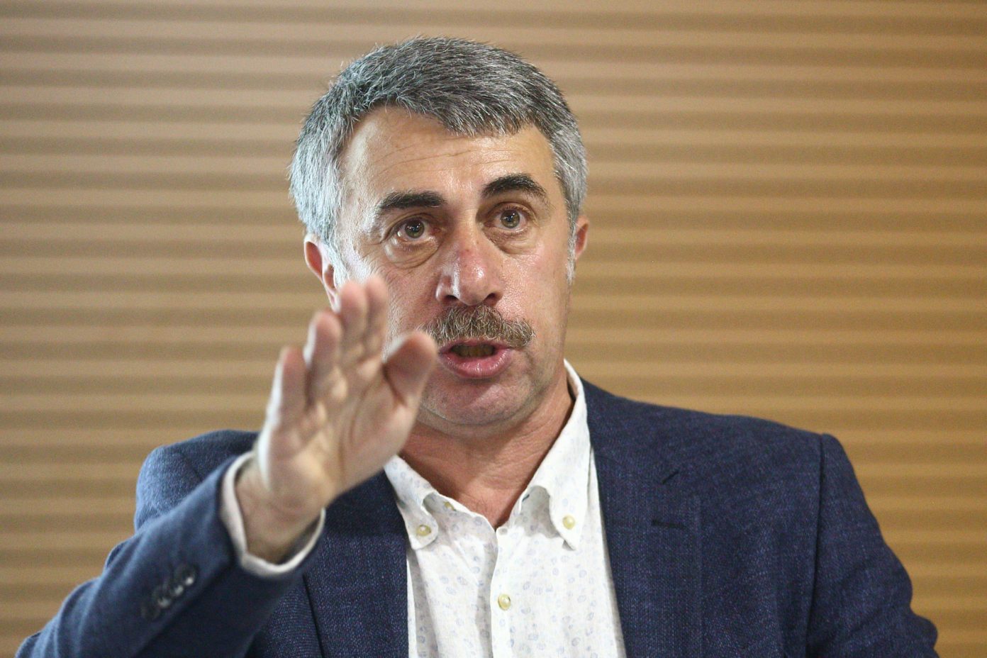 Доктор Комаровский объяснил причину подергивания века