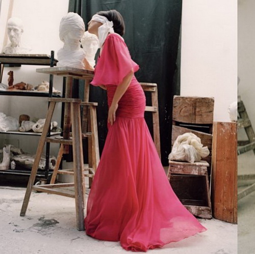 Моника Белуччи позировала в длинном розовом платье