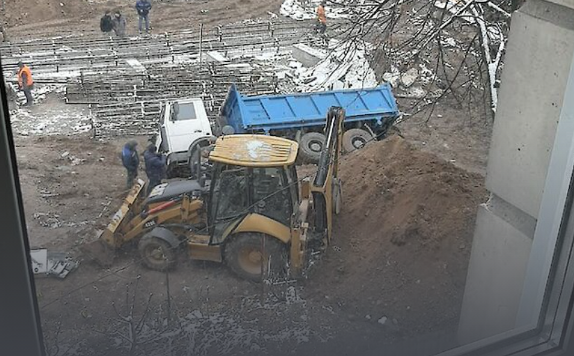 На Печерске в Киеве грузовик провалился под землю