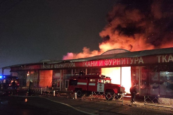 На рынке Барабашово в Харькове произошел сильный пожар
