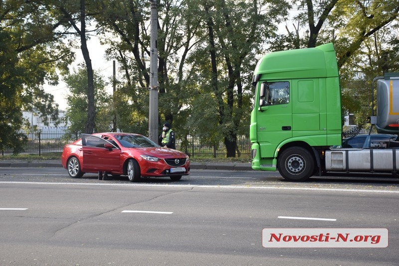 В Николаеве седельный тягач ударил Mazda