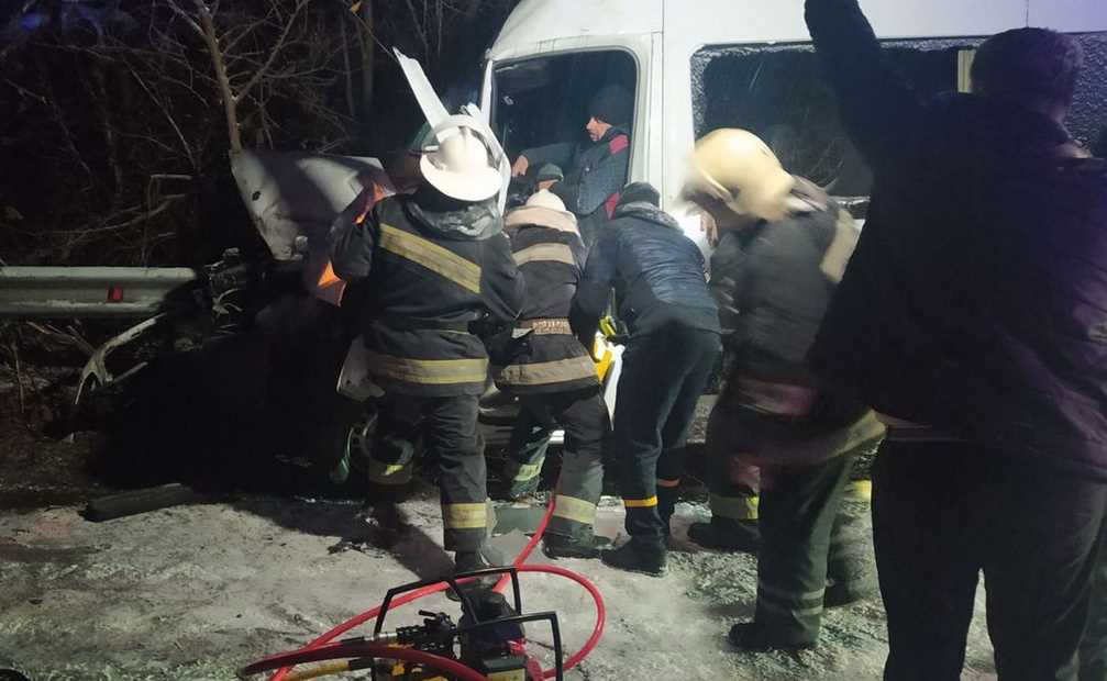 Под Харьковом из искореженного авто вытащили двух людей