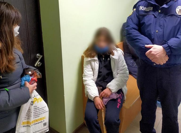 На Харьковщине полиция нашла на обочине травмированного ребенка