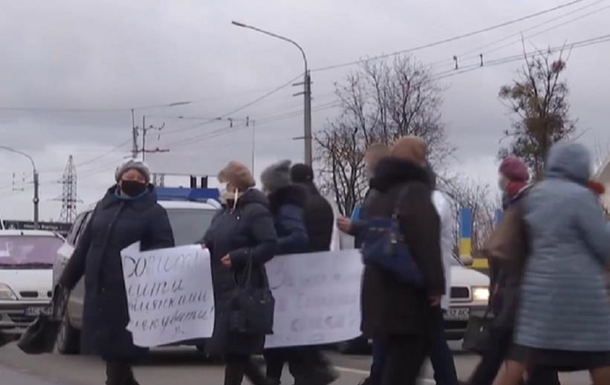 Протестующие врачи перекрыли трассу в Луцке