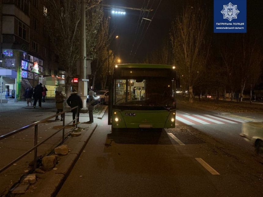 Пьяный хулиган разбил окно в автобусе в Николаеве