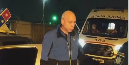 Ночью в Киеве неизвестный с телескопической дубинкой атаковал доставщика пиццы  