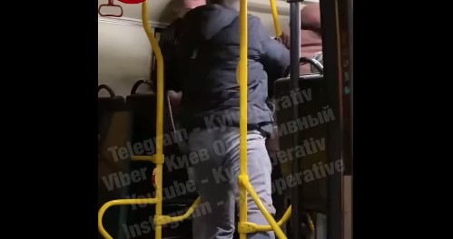 На Лесном массиве в Киеве отсутствие маски стало поводом для драки в маршрутке