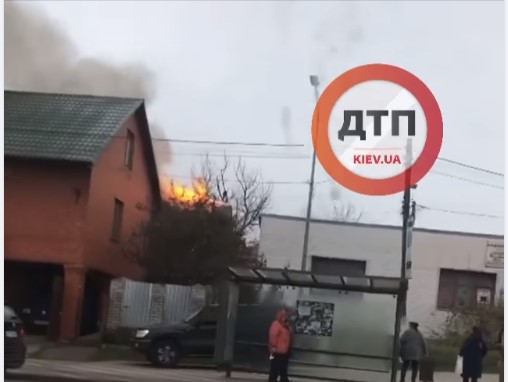 Под Киевом горит большой частный дом