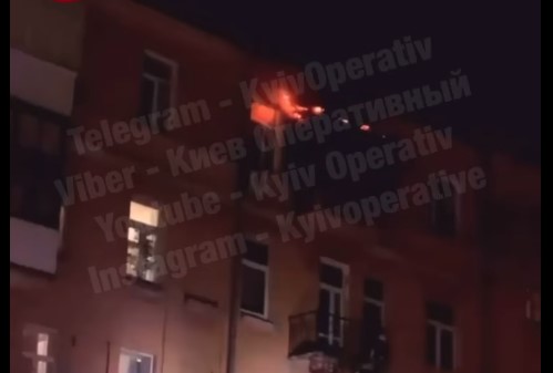 На Лукьяновке в Киеве горел балкон в пятиэтажке