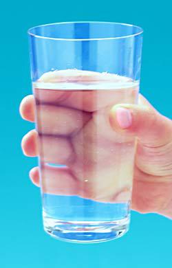 Начинать день со стакана теплой воды очень полезно для организма