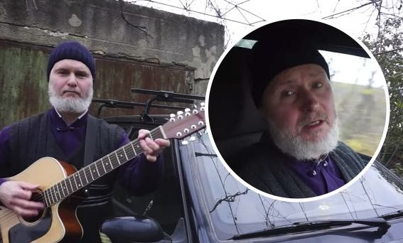 Священник спел песню про украинские дороги и стал звездой Сети