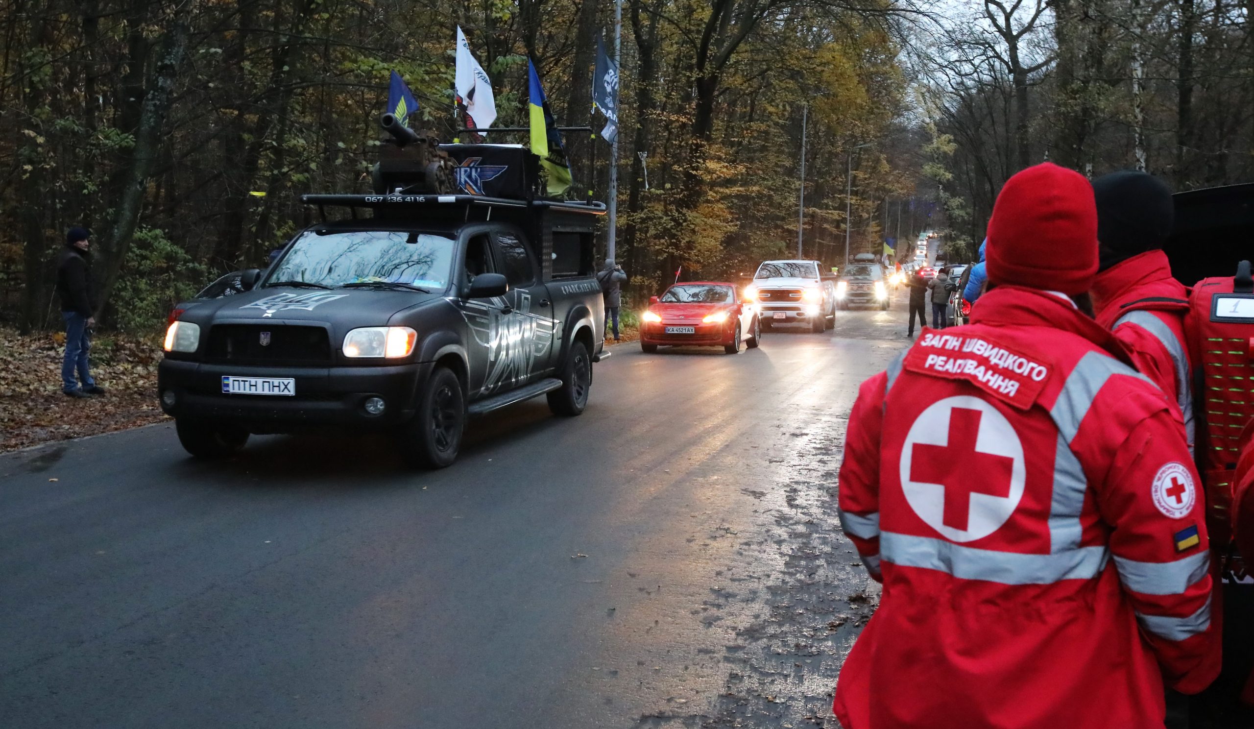 Зеленскому в Феофанию привезли шины и куски асфальта