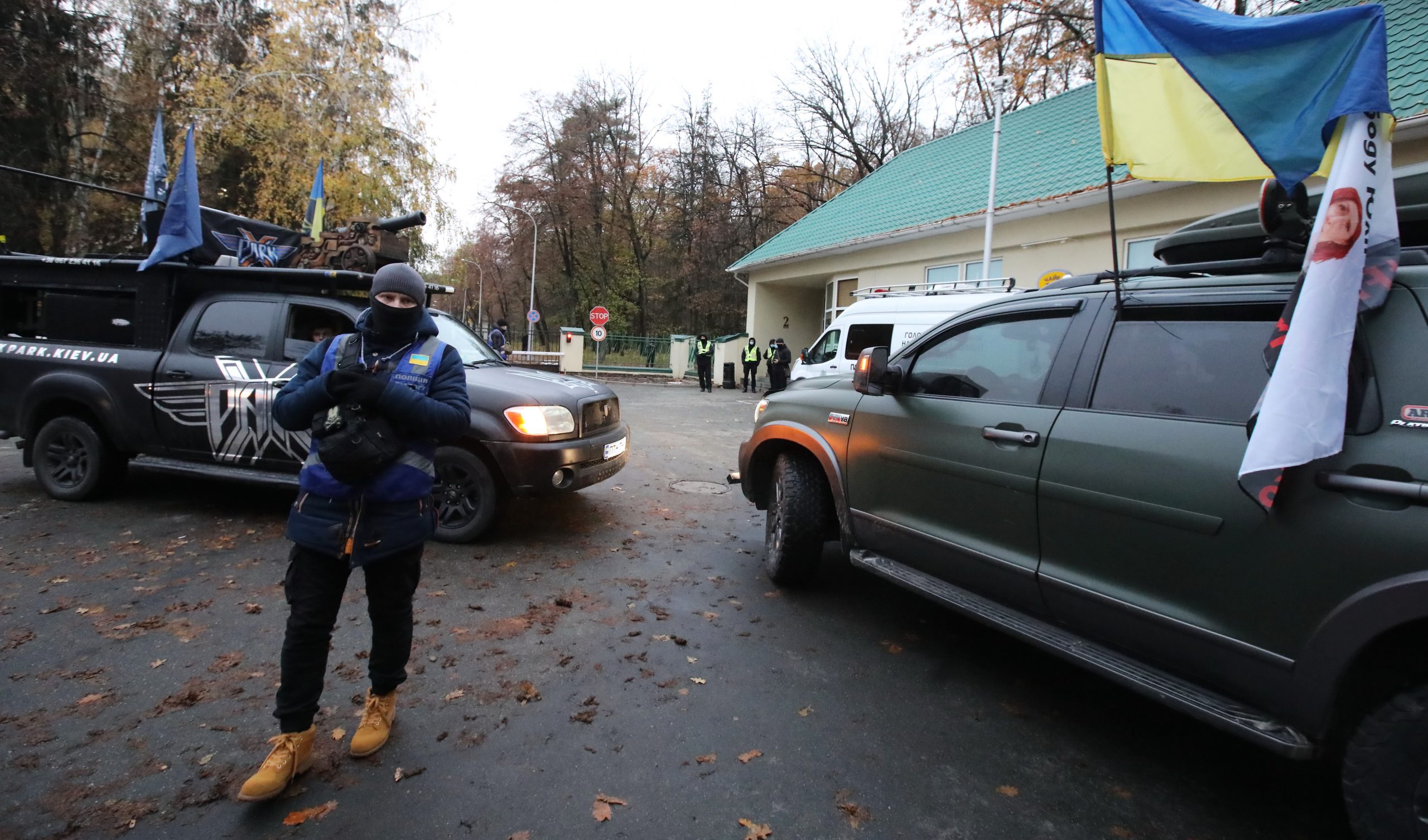 Зеленскому в Феофанию привезли шины и куски асфальта