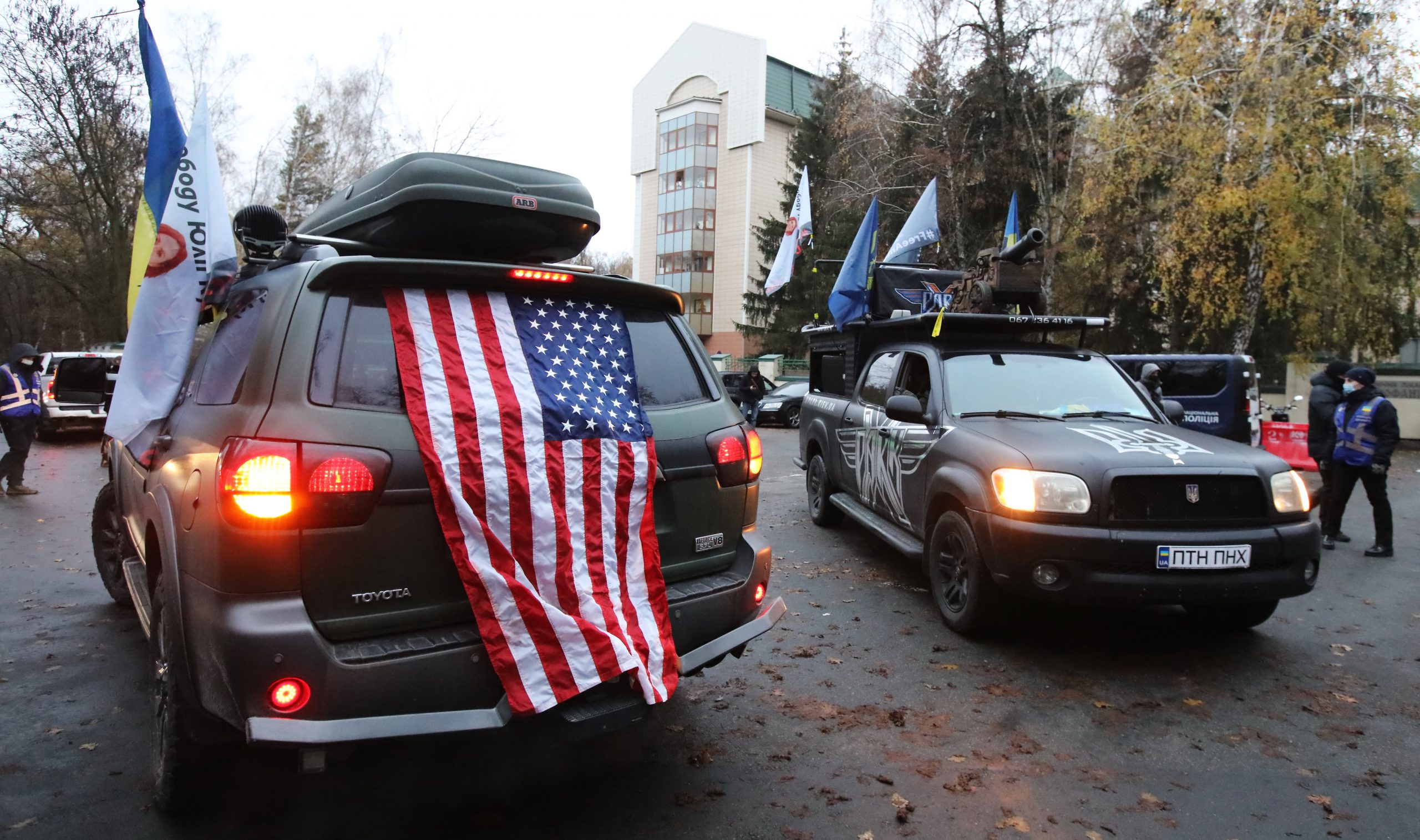 Зеленскому в Феофанию привезли шины и куски асфальта