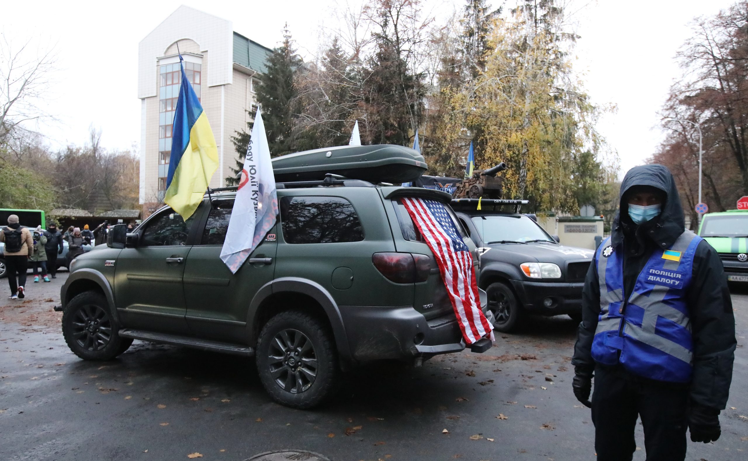 Зеленскому в Феофанию привезли шины и куски асфальта