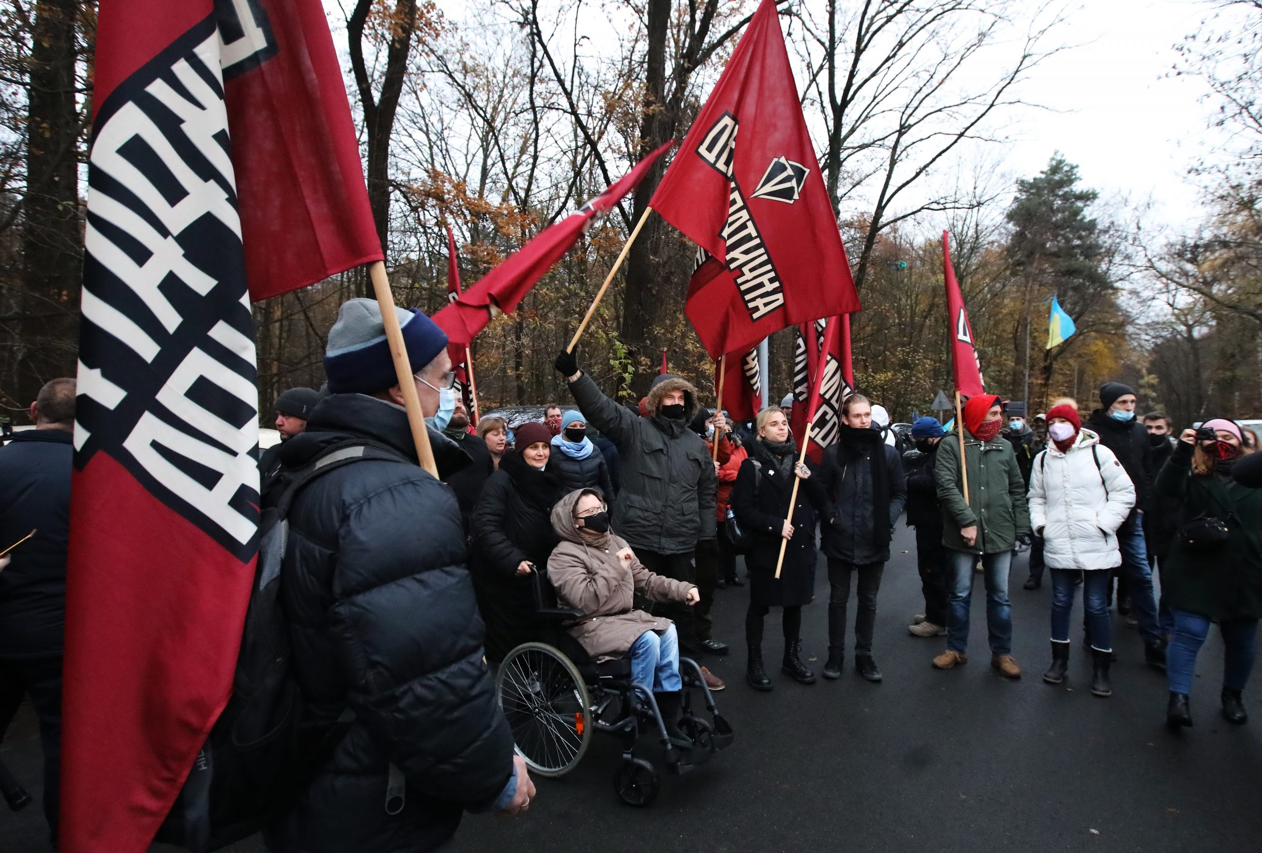 Зеленскому в Феофанию привезли шины и куски асфальта