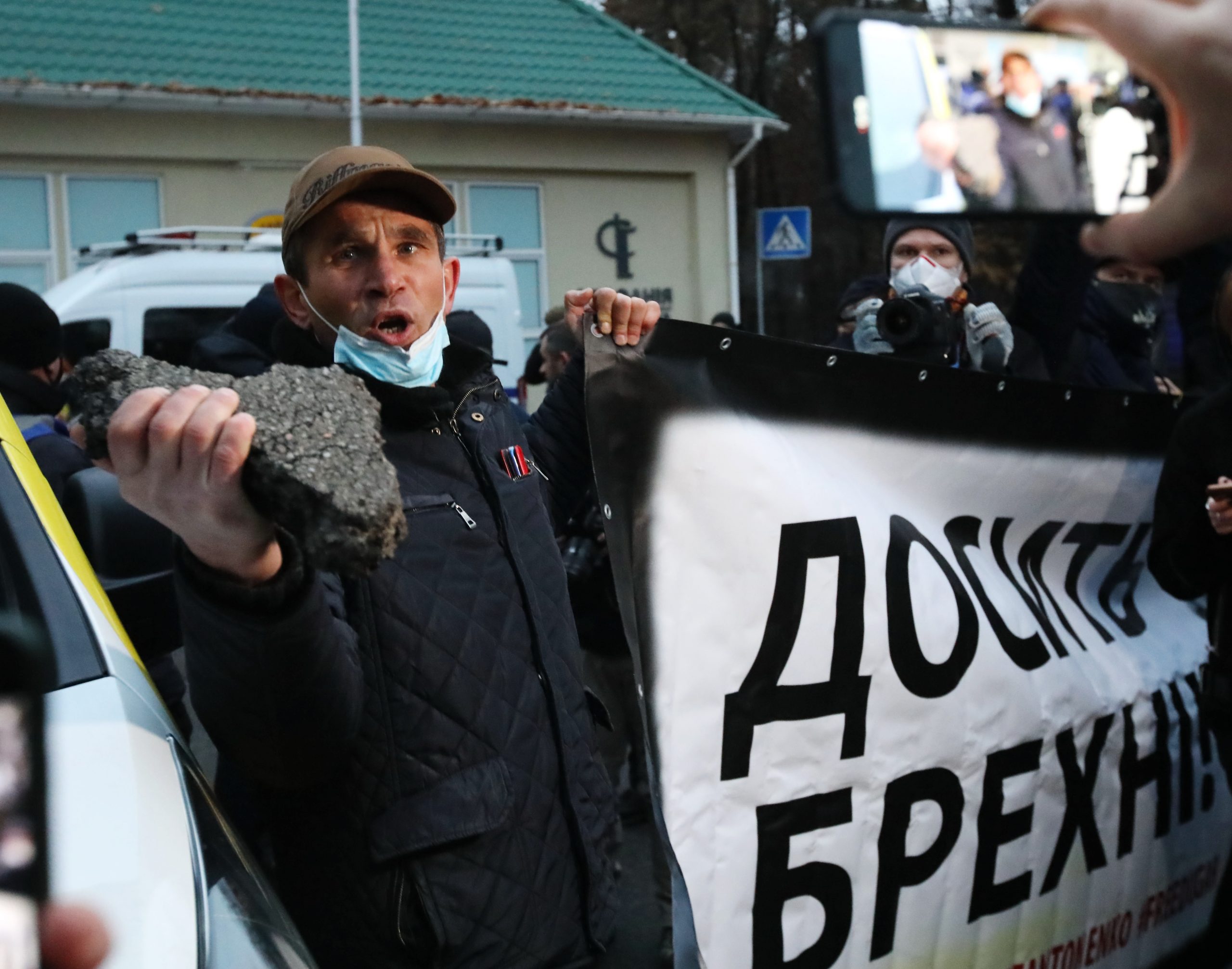 Зеленскому в Феофанию привезли шины и куски асфальта