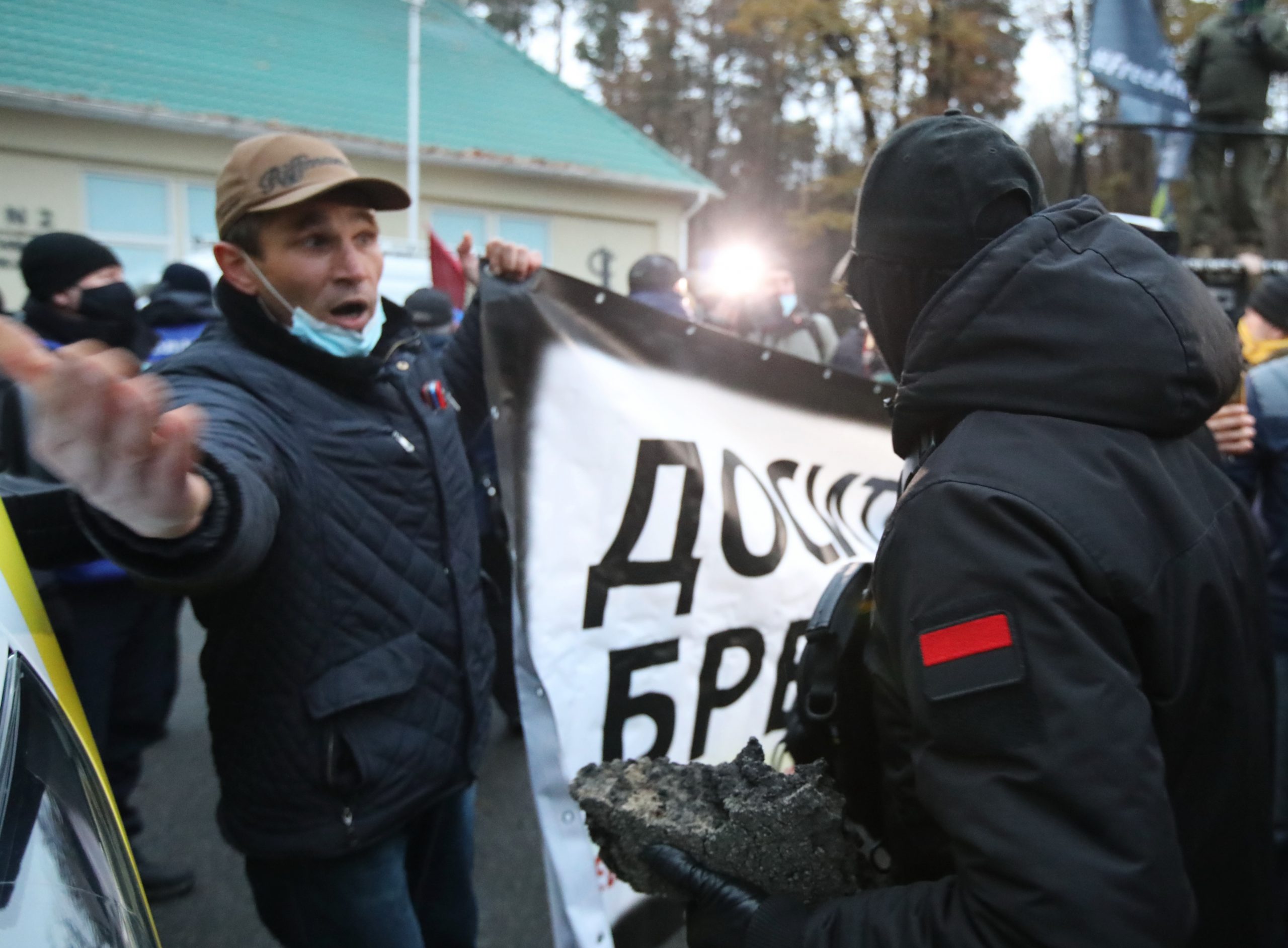 Зеленскому в Феофанию привезли шины и куски асфальта