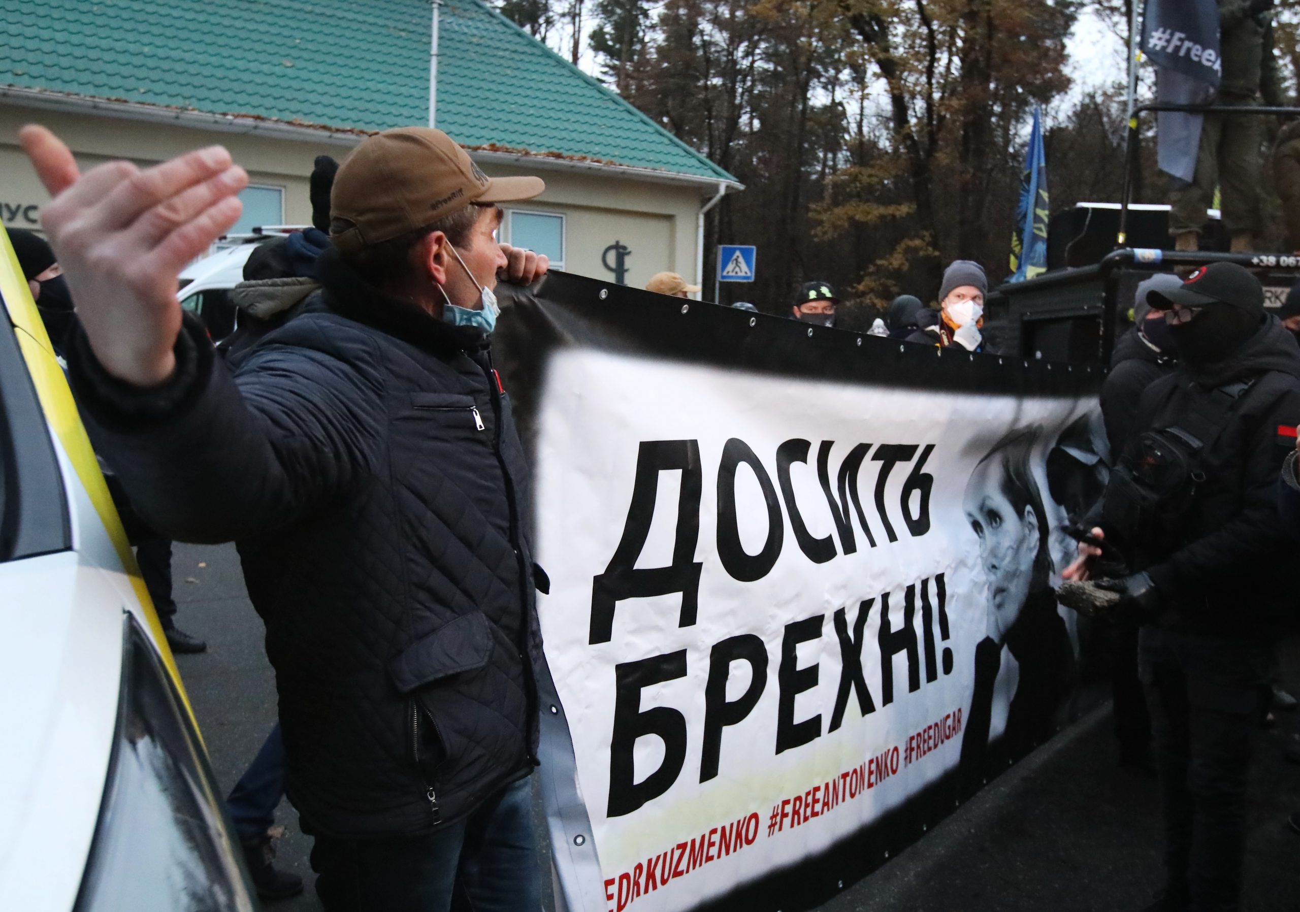 Зеленскому в Феофанию привезли шины и куски асфальта