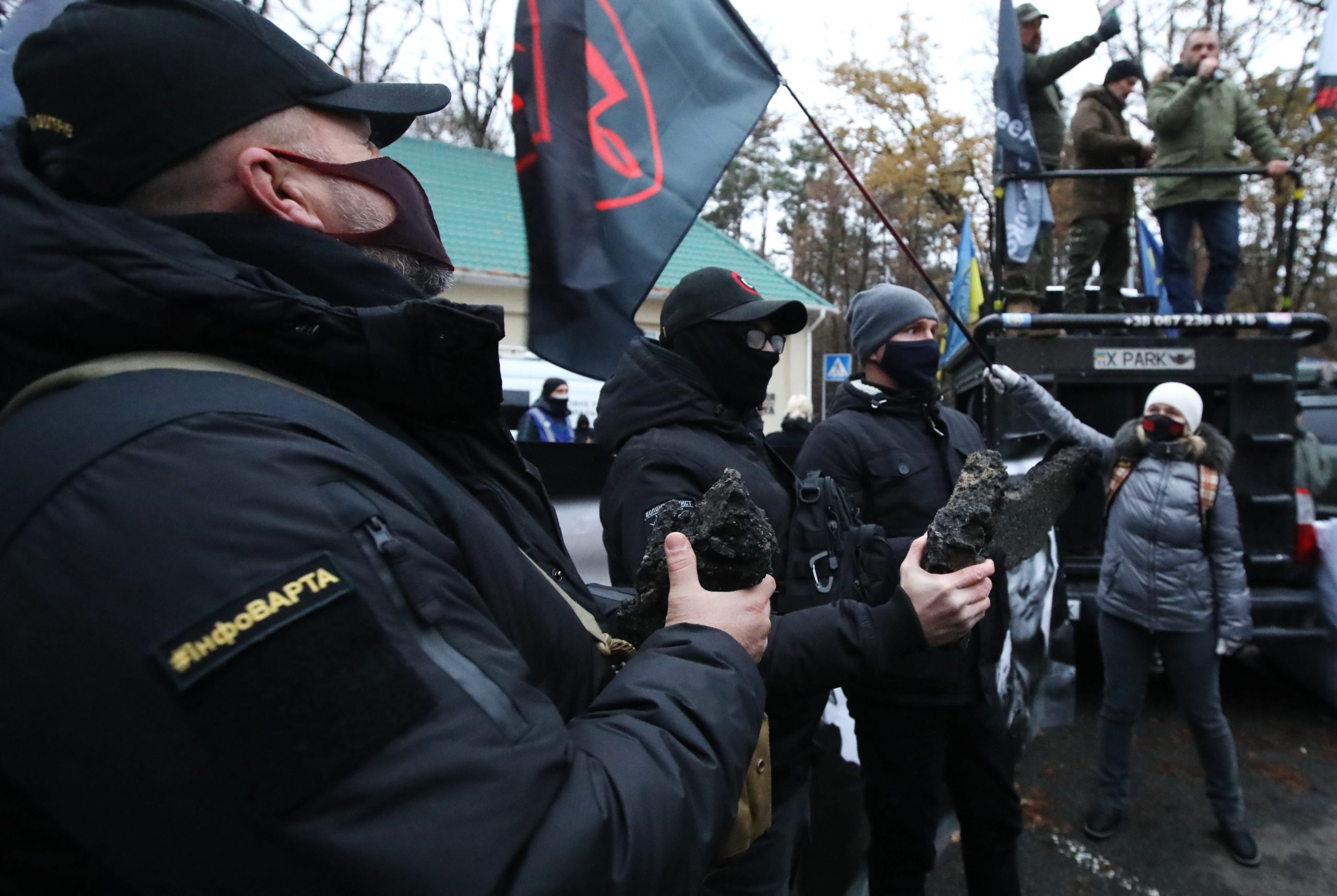 Зеленскому в Феофанию привезли шины и куски асфальта