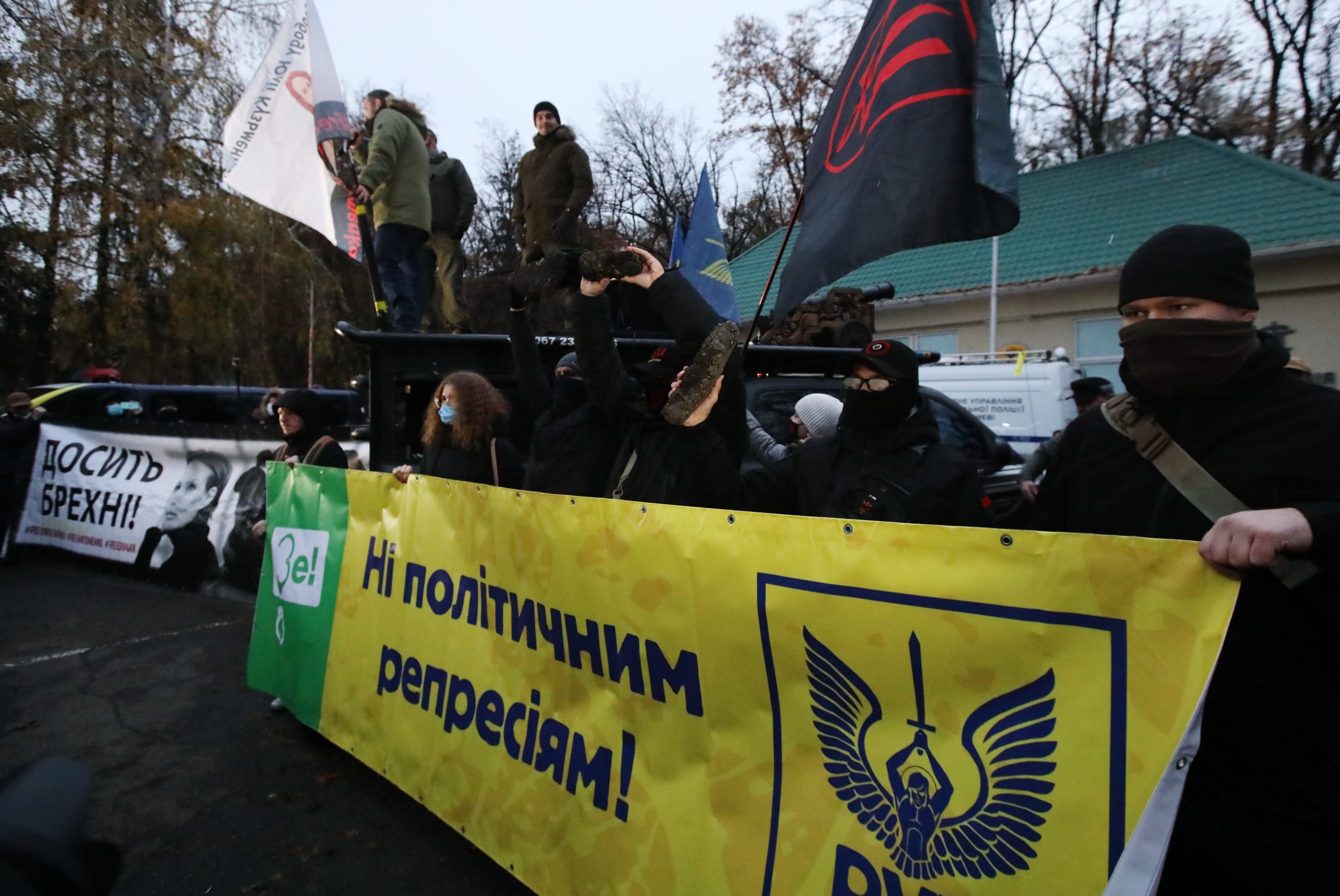 Зеленскому в Феофанию привезли шины и куски асфальта