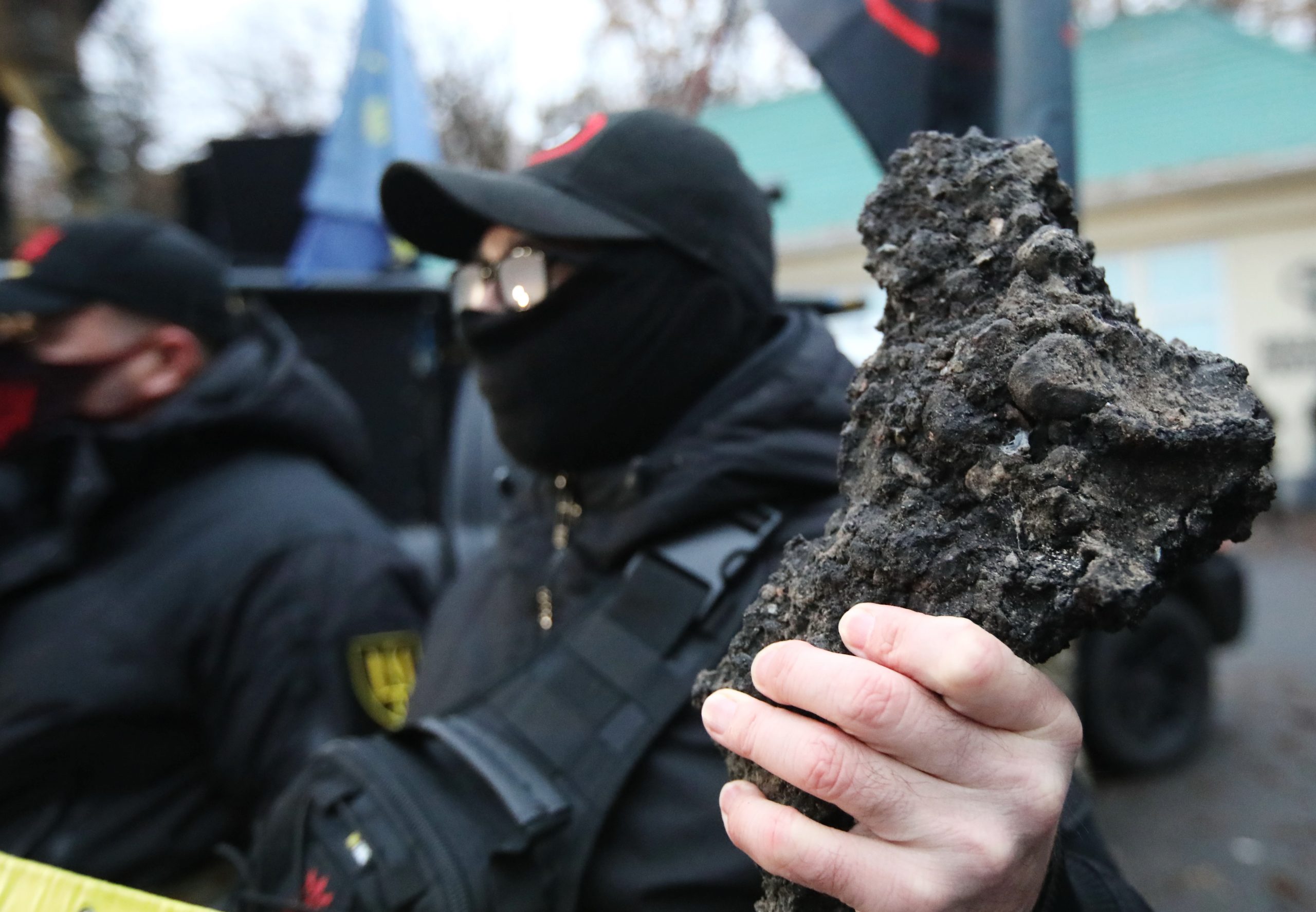 Зеленскому в Феофанию привезли шины и куски асфальта