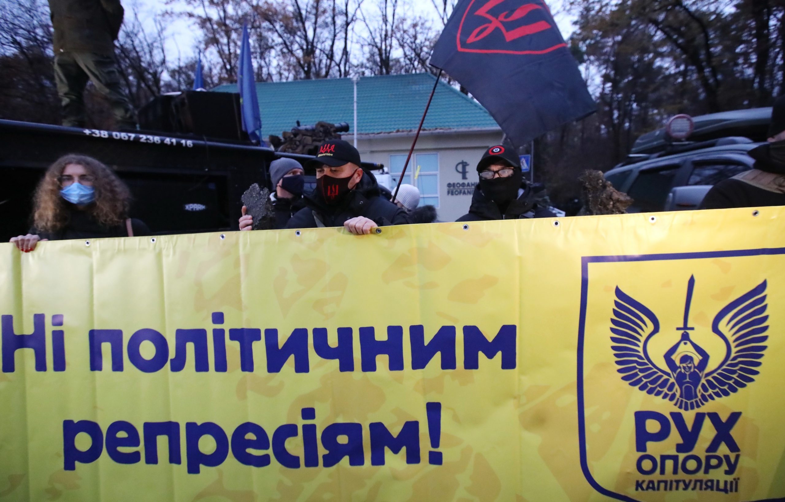 Зеленскому в Феофанию привезли шины и куски асфальта