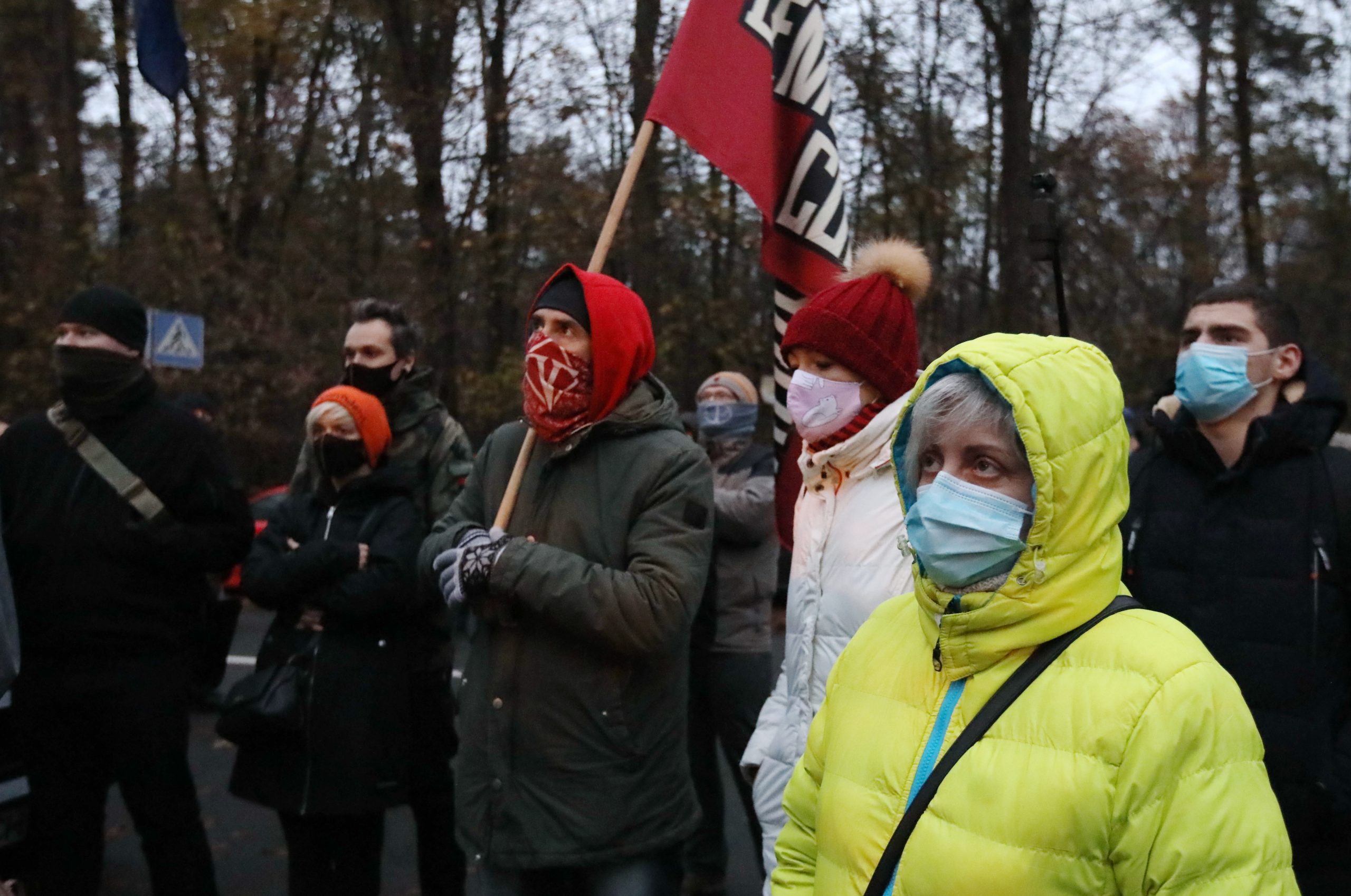 Зеленскому в Феофанию привезли шины и куски асфальта