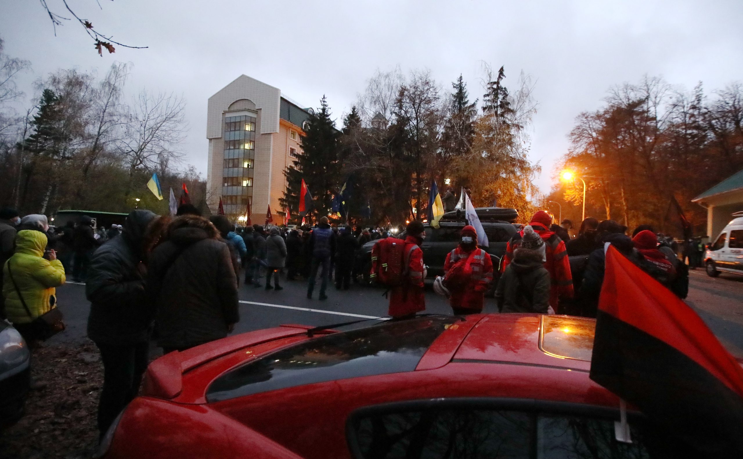 Зеленскому в Феофанию привезли шины и куски асфальта