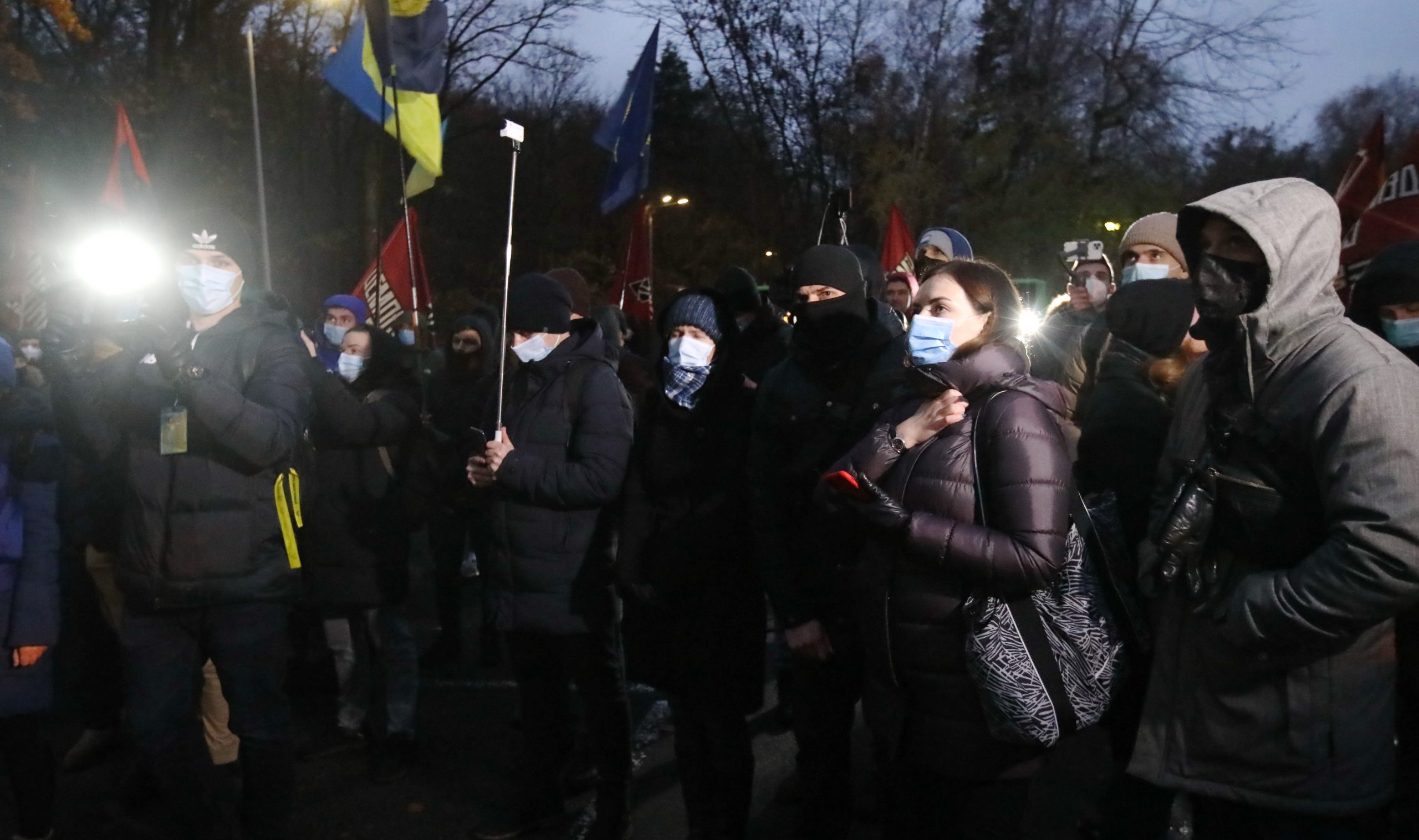 Зеленскому в Феофанию привезли шины и куски асфальта