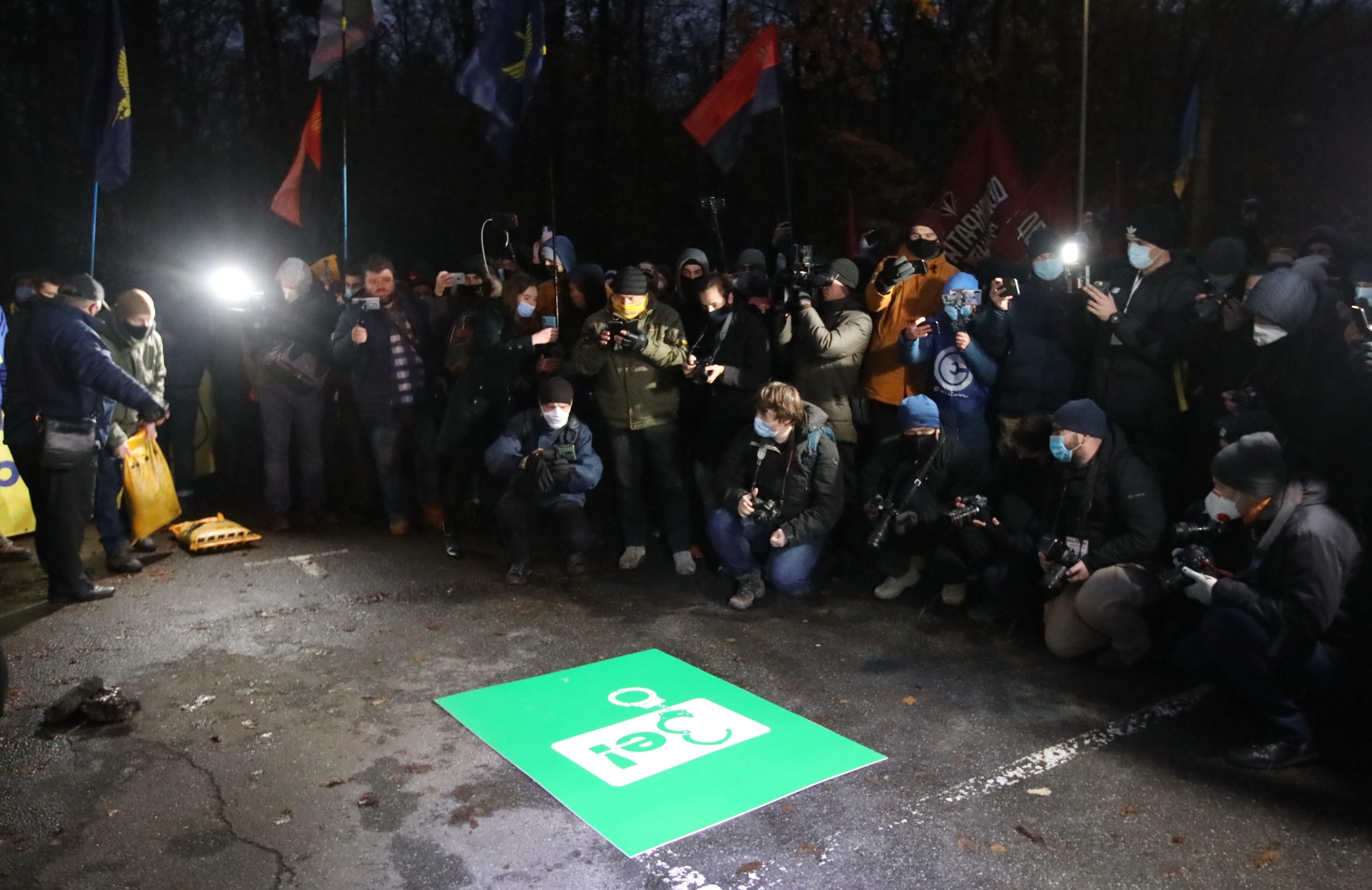 Зеленскому в Феофанию привезли шины и куски асфальта