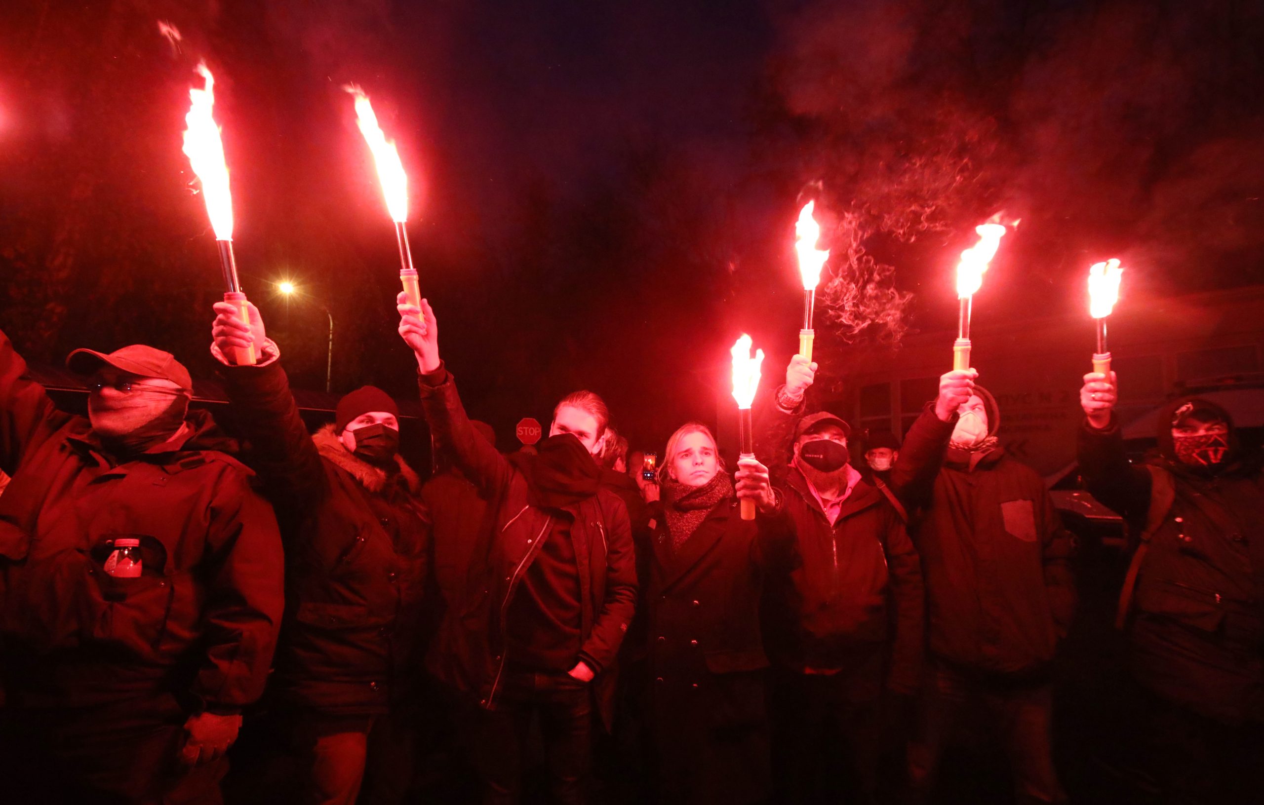Зеленскому в Феофанию привезли шины и куски асфальта