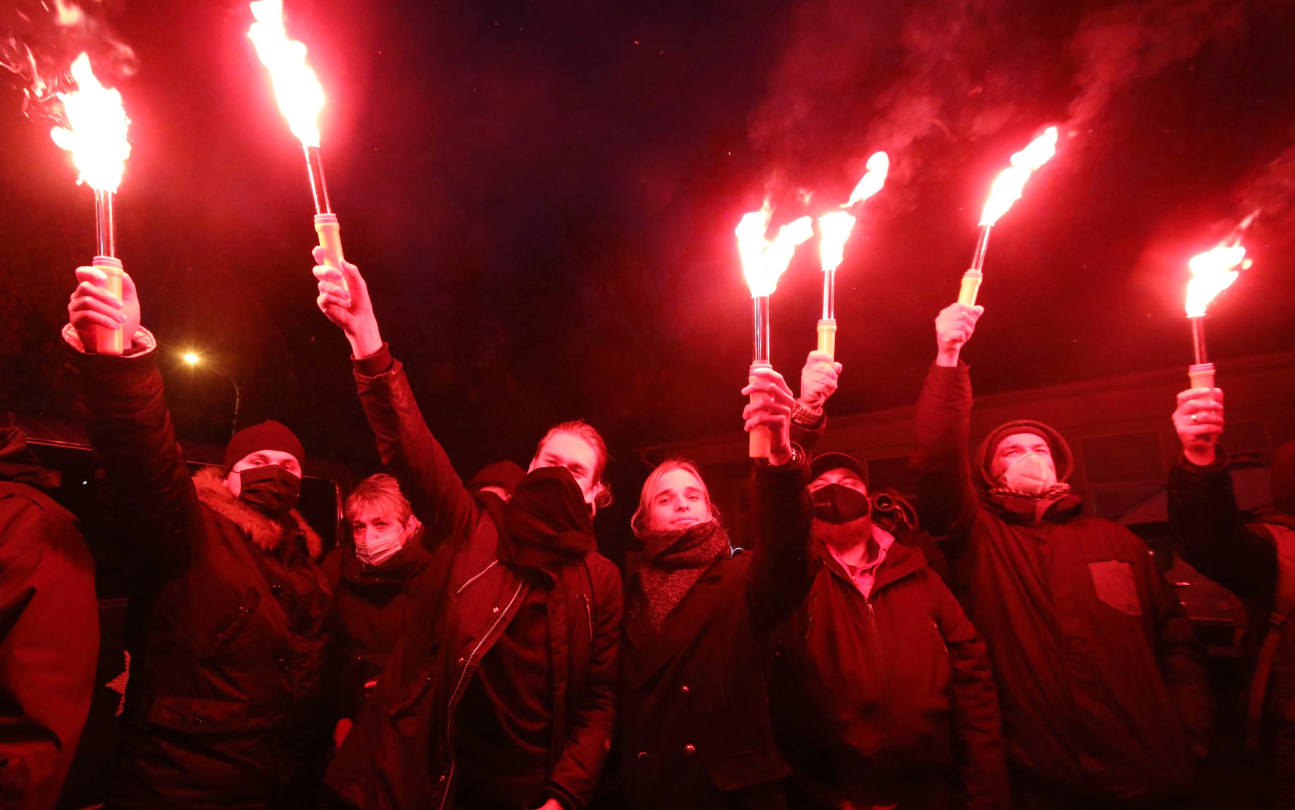 Зеленскому в Феофанию привезли шины и куски асфальта