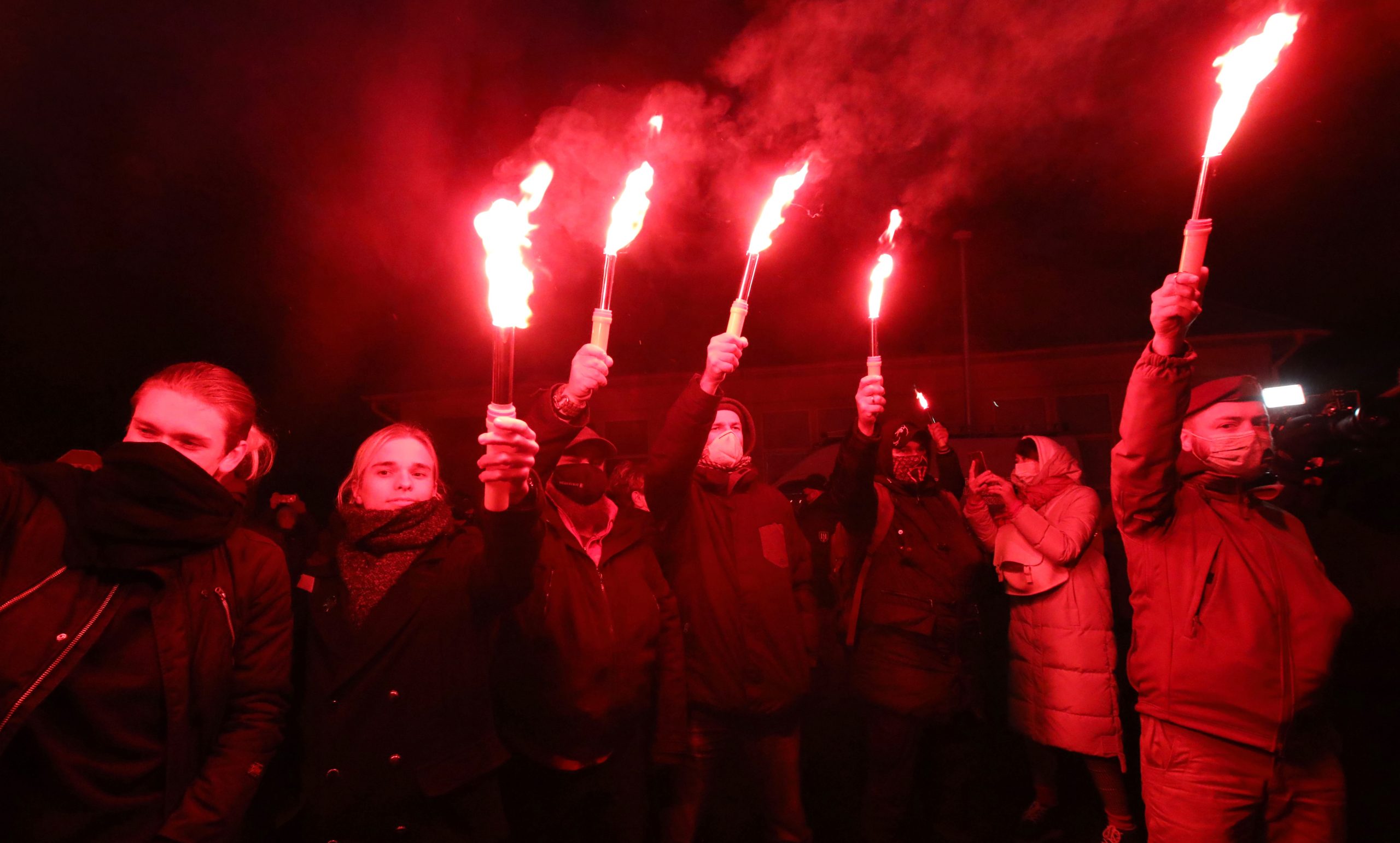 Зеленскому в Феофанию привезли шины и куски асфальта